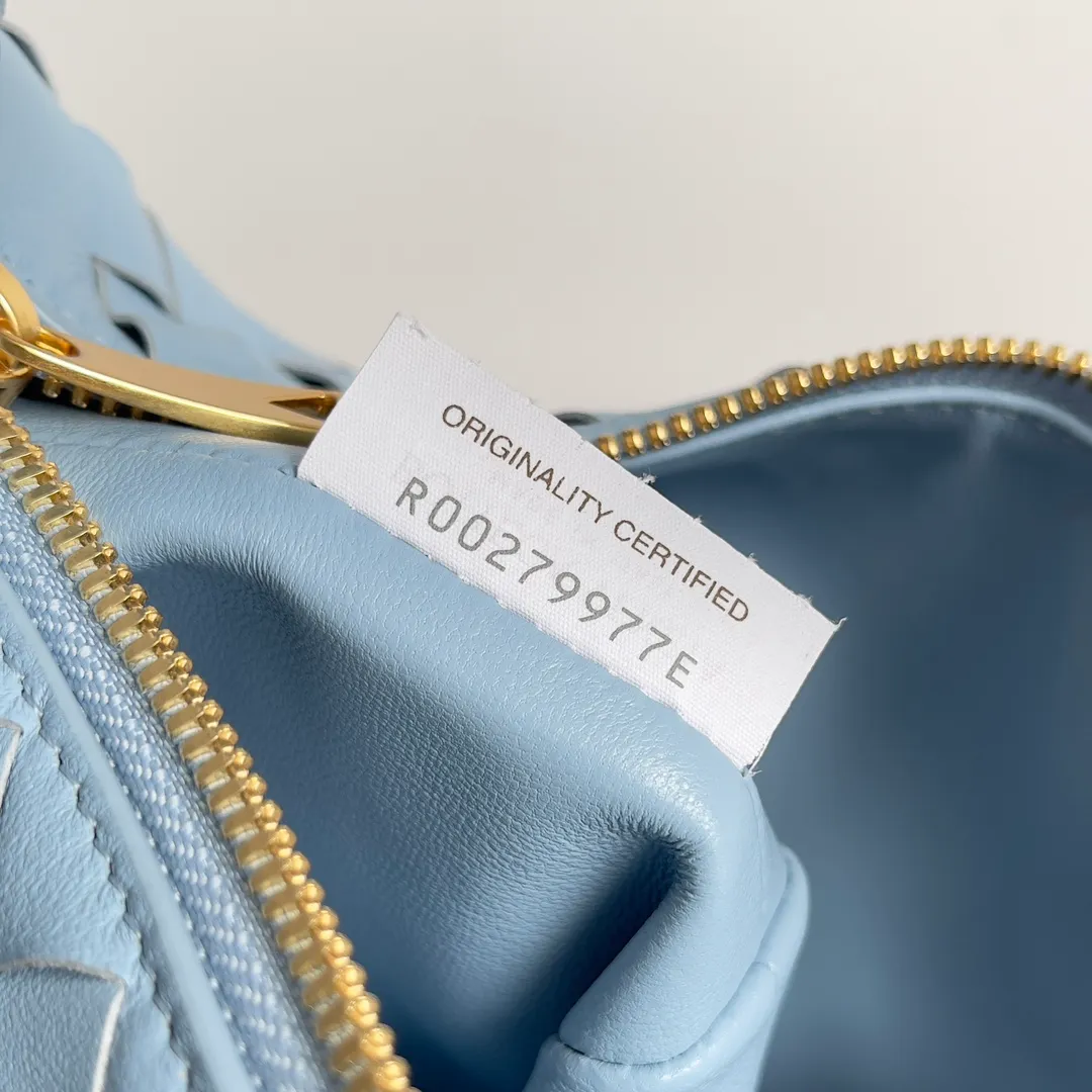 Batch 1360 It is predicted that BV Bottega’s lunch bag will be popular again this year. The entire bag is made of top nappa lambskin, which is very soft and lightweight. It also uses the intrecciato weaving process that the two founders spent several months developing from the beginning of the brand. It is completely hand-woven by Italian craftsmen. It perfectly reflects the craftsmanship of Bottega. The entire bag shape is also a very practical and popular lunch box bag type. The slightly curved arc of the bag mouth can also better fit our wrists. Style number: 754443 Size: 22*13*9